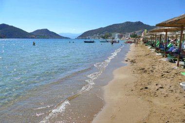 Sonbaharda Mora sahillerinde yıkanan son turistler.