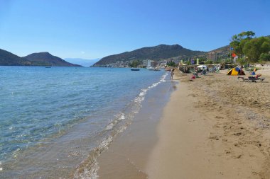 Sonbaharda Mora sahillerinde yıkanan son turistler.