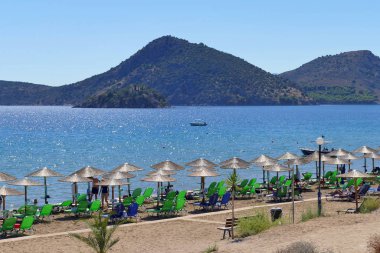 Sonbaharda Mora sahillerinde yıkanan son turistler.