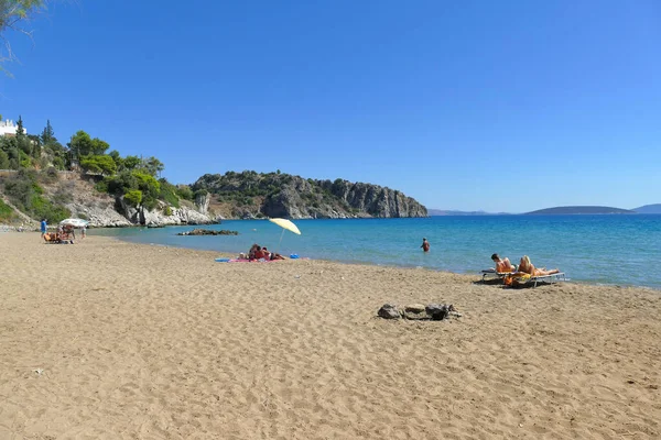 Derniers touristes baigneurs en automne sur les plages du Péloponnèse — Photo