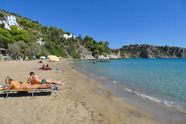 Últimos turistas de baño en otoño en las playas del Peloponeso — Foto de Stock