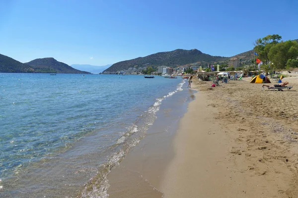 Últimos turistas de baño en otoño en las playas del Peloponeso —  Fotos de Stock
