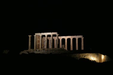Yunanistan 'ın Atina bölgesindeki Attica' nın güney ucunda yer alan Sunio Burnu 'ndaki Poseidon' a adanmış bir Yunan tapınağının kalıntılarının panoramik gece görüntüsü