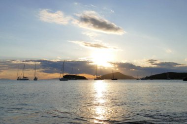 Cape Sounion, Atina, Yunanistan 07 Ekim 2019 Poseidon tapınağının bulunduğu Cape Sounio körfezinde yelkenliler