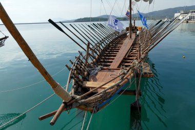 Volos, Yunanistan, 10 Ekim 2019, Volos gezinti güvertesindeki Argonauts teknesinin yeniden inşası.