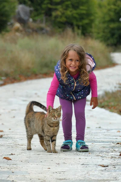 Blond Jaar Oud Meisje Liefdevol Streelt Een Kitten — Stockfoto