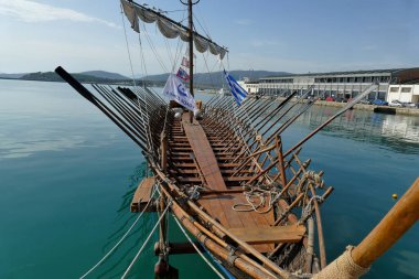 Volos, Yunanistan, 10 Ekim 2019, Volos gezinti güvertesindeki Argonauts teknesinin yeniden inşası.