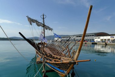 Volos, Yunanistan, 10 Ekim 2019, Volos gezinti güvertesindeki Argonauts teknesinin yeniden inşası.