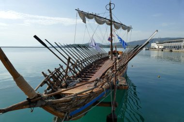 Volos, Yunanistan, 10 Ekim 2019, Volos gezinti güvertesindeki Argonauts teknesinin yeniden inşası.