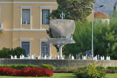 Volos, Yunanistan, 10 Ekim 2019, Argonauts teknesinin metal rekonstrüksiyonu Volos gezinti alanından önce meydana yapılmıştı.