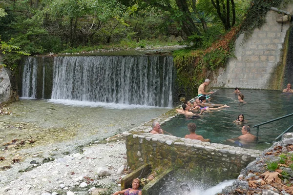 Pozar Grecia Octubre 2019 Turistas Lugareños Bañan Las Aguas Termales —  Fotos de Stock