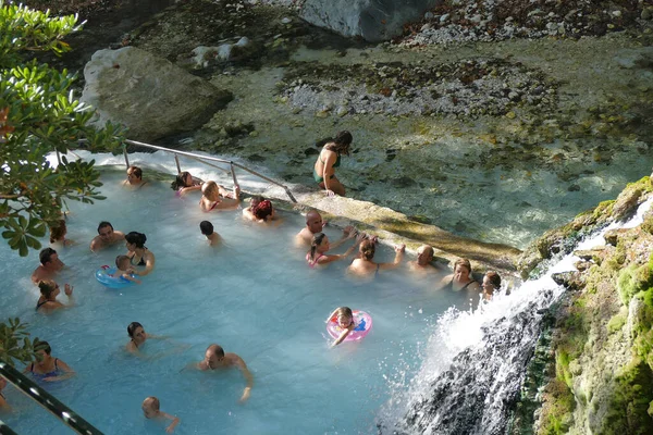 Pozar Grèce Octobre 2019 Touristes Habitants Baignent Dans Les Eaux — Photo