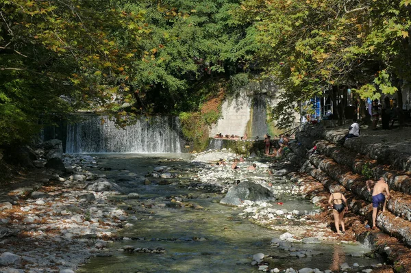 그리스의 2019 관광객 인들은 뜨거운 온천수에서 목욕을 — 스톡 사진