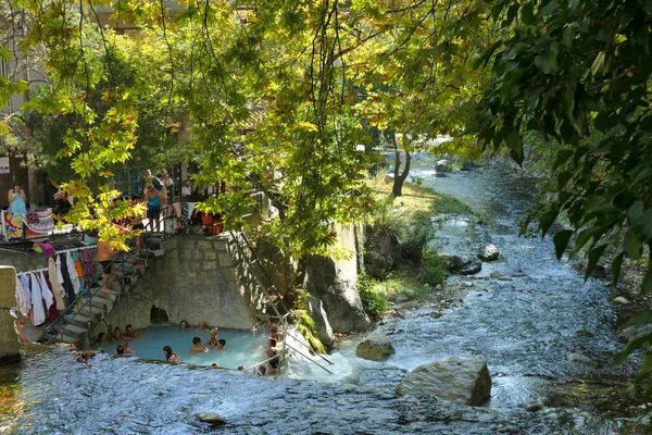 그리스의 2019 관광객 인들은 뜨거운 온천수에서 목욕을 — 스톡 사진