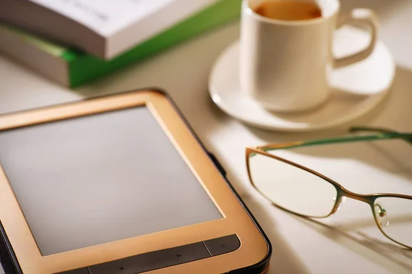 커피와 안경을 전자책 — 스톡 사진