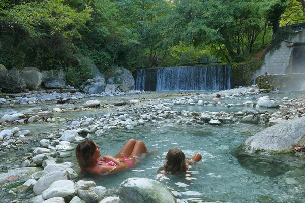 Los Turistas Relajan Las Cálidas Aguas Termales Pozar Grecia — Foto de Stock