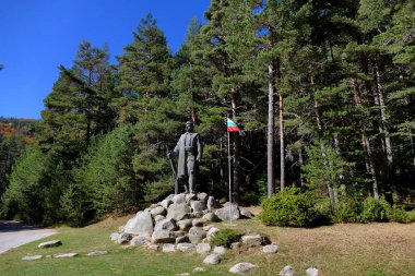 Bulgaristan, Güney Dağları, Gotse Delchev, 16 Ekim 2019 Bağımsızlık Heykeli Devrimci lider Gotse Delchev, adını kentin dışındaki dağ yolunda aldı.