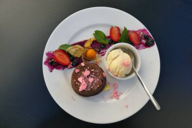 meyveli dondurma ve çikolatalı kek.