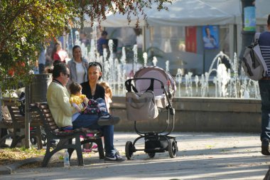 Sofya, 27 Ekim 2019, bir ebeveyn çift çocuğu Sofya, Bulgaristan 'daki bir parka götürdü.