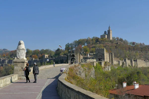 Veliko Tarnovo Bułgaria Października 2019 Turyści Odwiedzający Twierdzę Tzavarets — Zdjęcie stockowe