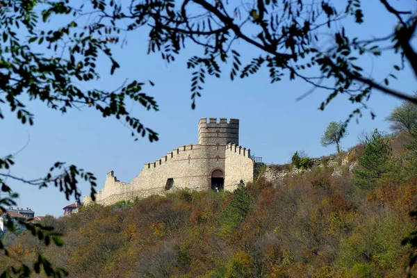 ツァレヴェツ Tsarevets ブルガリア北部のヴェリコ タルノヴォ Veliko Tarnovo の丘の上に位置する中世の要塞 — ストック写真