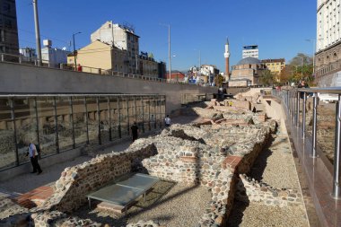 Sofya, Bulgaristan 25 Ekim 2019 Serdica metro istasyonunun çıkışına yakın Roma arkeoloji sahasının panoramik görüntüsü .
