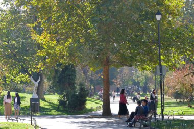 Sofya, 25 Ekim 2019, Tarihi Merkez 'deki Şehir Bahçesi Parkı' ndaki İnsanlar