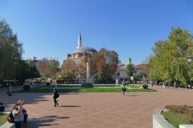 Sofya, 25 Ekim 2019. Kentin tarihi merkezindeki Ulusal Tarih Müzesi 'nin önündeki meydanın manzarası.