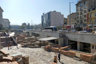 Sofya, Bulgaristan 25 Ekim 2019 Serdica metro istasyonunun çıkışına yakın Roma arkeoloji sahasının panoramik görüntüsü