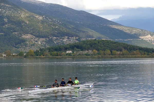 Ioannina Noviembre 2019 Muchas Personas Entrenan Con Una Canoa Lago — Foto de Stock