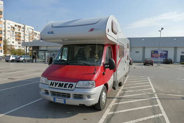 Sofía Bulgaria Octubre 2019 Camioneta Roja Estacionada Cerca Supermercado Sofía —  Fotos de Stock