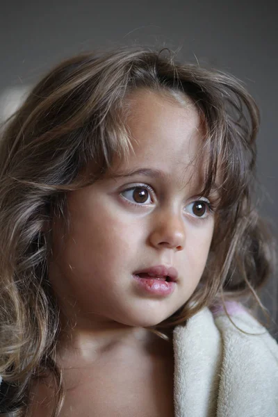 横に見える4歳の少女の美しい肖像画 — ストック写真