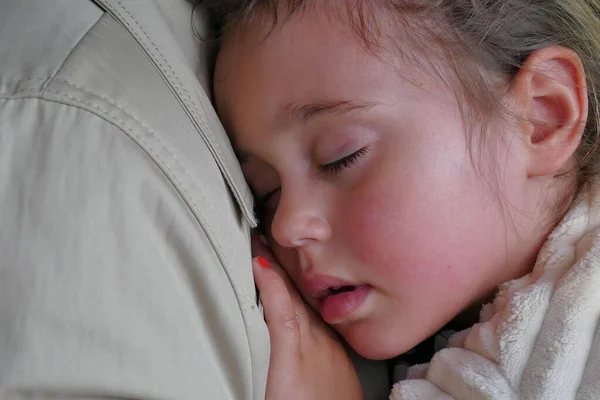 Seorang Gadis Berusia Tahun Tidur Dengan Tenang Dada Ibunya — Stok Foto