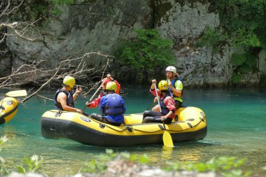 Papigo, Yunanistan 25 Haziran 2019, Turistler Epirus 'taki ünlü Boidomat Nehri' nde rafting dersleri alıyorlar