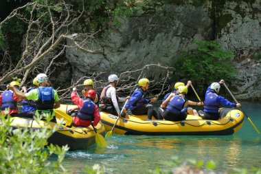 Papigo, Yunanistan 25 Haziran 2019, Turistler Epirus 'taki ünlü Boidomat Nehri' nde rafting dersleri alıyorlar