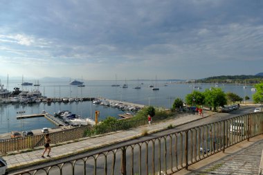 Corfu, Yunanistan 27 Haziran 2019 Garitsa Körfezi 'ndeki güzel yelkenli tekne ve lüks yatların manzarası