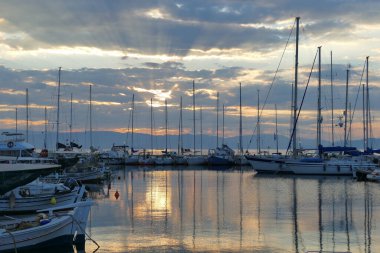 Korfu, Yunanistan 27 Haziran 2019 Benitses limanında güzel yelkenli tekneleri