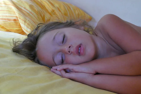 Una Bambina Anni Mezzo Dorme Tranquillamente Nel Letto Dei Suoi — Foto Stock