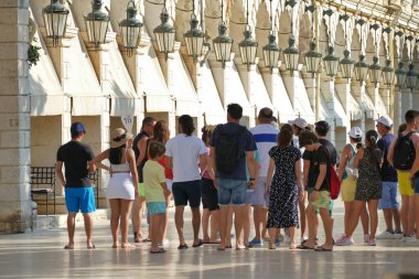 Korfu, Yunanistan, 27 Haziran 2019 Çeşitli uluslardan turistler Liston adlı şehrin ünlü binasına hayran.