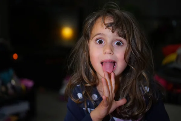 Csinos Kislány Nagy Szemekkel Vicces Arcokat Vágnak Fénymásolási Hellyel — Stock Fotó
