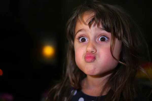 Menina Bonita Com Olhos Grandes Fazer Rostos Engraçados Com Espaço — Fotografia de Stock