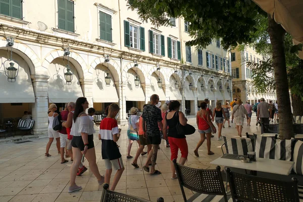 Corfú Grecia Junio 2019 Turistas Varias Nacionalidades Visitan Famoso Edificio —  Fotos de Stock