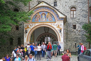 RILA, BULGARIA - 09 Haziran 2019: Bulgaristan 'ın en eski ve en büyük manastırı olan Rila manastırını ziyaret eden turistler
