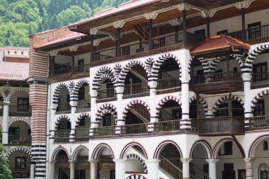 Bulgaristan 'ın en eski ve en büyük manastırı olan Rila manastırının mimarisinin ayrıntıları