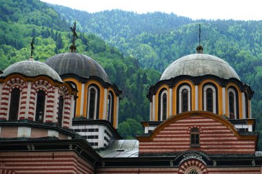 Bulgaristan 'ın ünlü Rila Manastırı' nda kısmi kilise ve kubbe manzarası