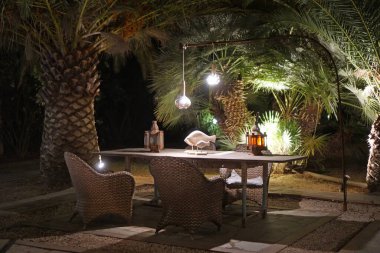 Bahçenin güzel köşesi yemek ve dinlenmek için uygun.