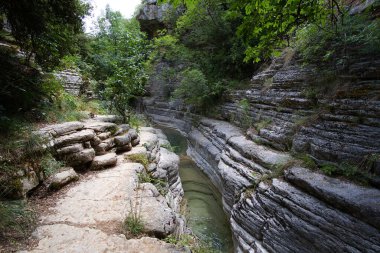 Papingo Kaya Havuzları, küçük bir vadide akan su boyunca küçük doğal havuzlar gibi görünen nehir tarafından oluşturulan pek çok güzel göletlerdir..