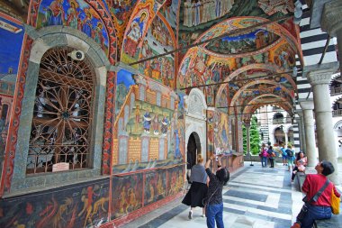 RILA, BULGARIA - 09 Haziran 2019: Bulgaristan 'ın en eski ve en büyük manastırı olan Rila manastırını ziyaret eden turistler