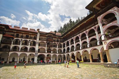 RILA, BULGARIA - 09 Haziran 2019: Bulgaristan 'ın en eski ve en büyük manastırı olan Rila manastırını ziyaret eden turistler