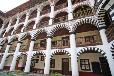 RILA, BULGARIA - 09 Haziran 2019: Bulgaristan 'ın en eski ve en büyük manastırı olan Rila manastırının mimarisinin ayrıntıları